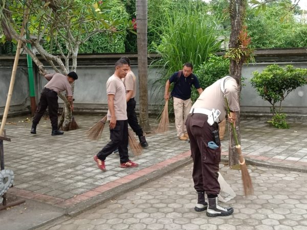 Peduli Tempat Ibadah, Polsek Selaparang Gotong Royong di Pura Dalem Siwa Prastha