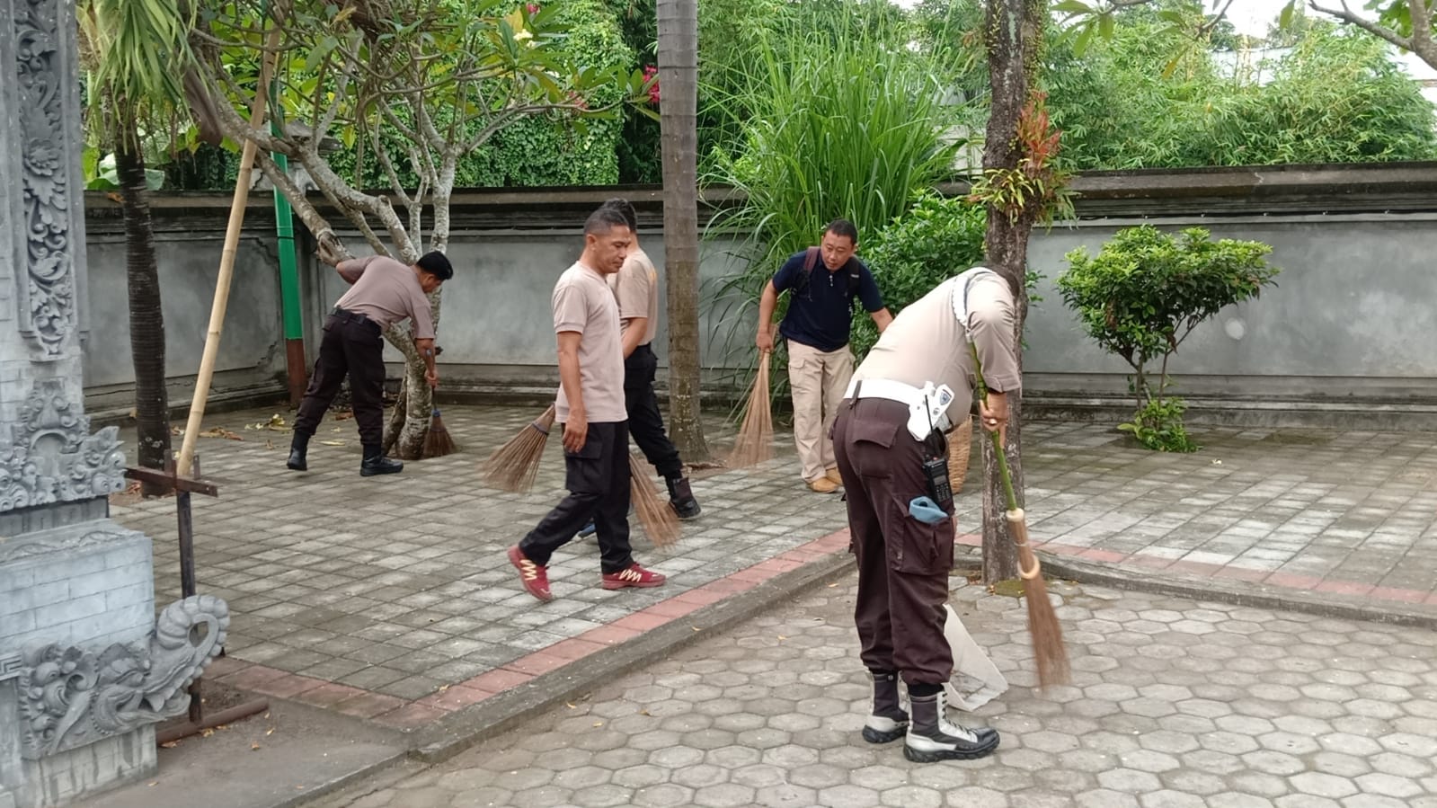 Peduli Tempat Ibadah, Polsek Selaparang Gotong Royong di Pura Dalem Siwa Prastha