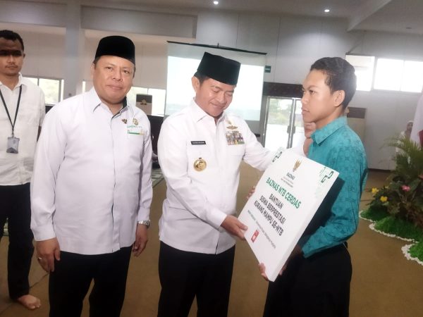 11.146 Siswa dan 21.584 Guru Dapat Bantuan. Pj Gubernur Bilang Zakat Membawa Berkah
