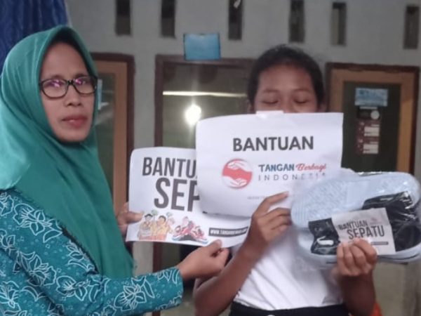 Sepatu Sekolah Untuk Anak Yatim Salsa di Mataram