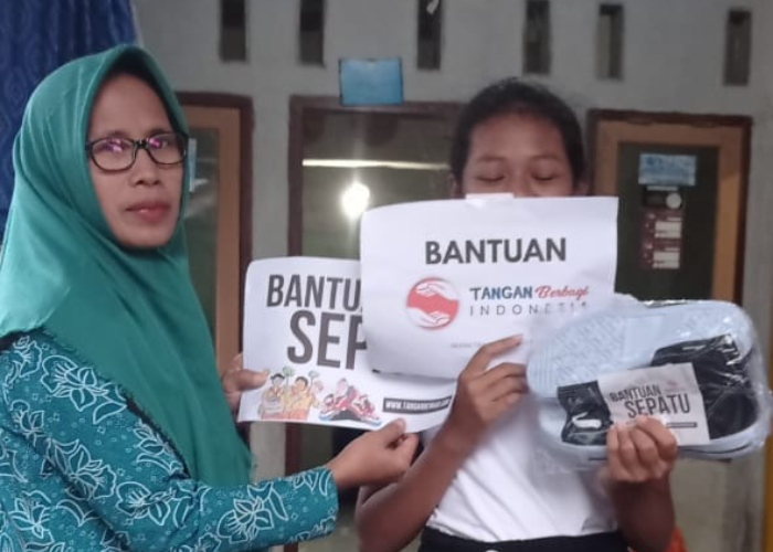 Sepatu Sekolah Untuk Anak Yatim Salsa di Mataram