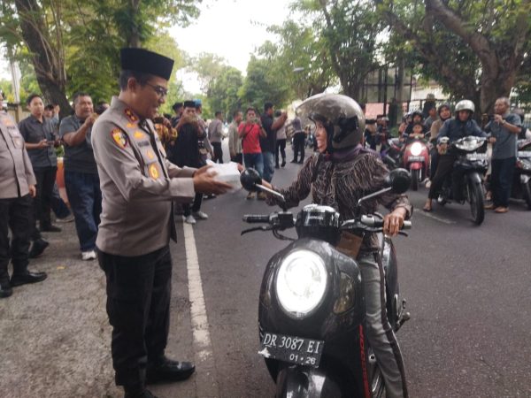 Polda NTB beserta Jajaran Bagikan 4500 Takjil Setiap Hari