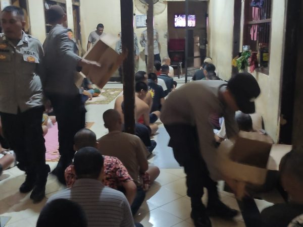 Berbagi Peduli di Bulan Ramadhan, Polresta Mataram Bagikan Takjil untuk Warga Binaan