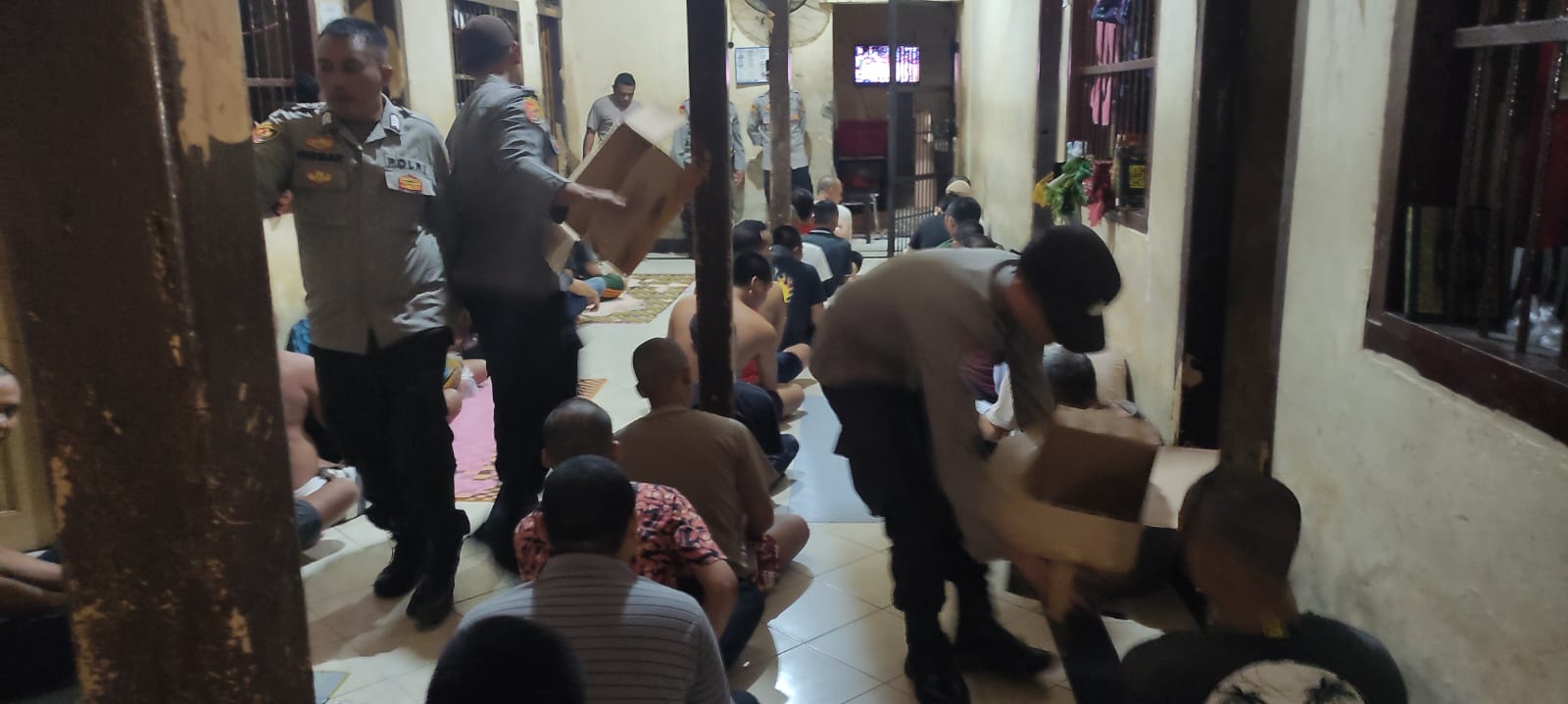 Berbagi Peduli di Bulan Ramadhan, Polresta Mataram Bagikan Takjil untuk Warga Binaan