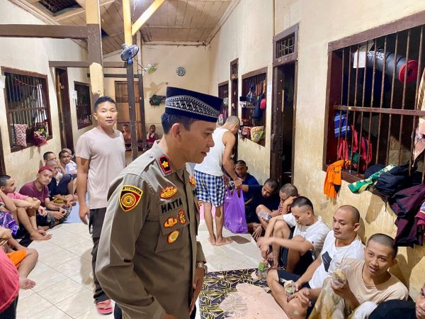 Berbagi Peduli Ramadhan : Polresta Mataram Bagikan Ratusan Takjil