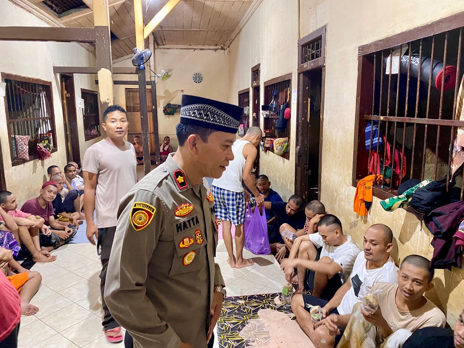 Berbagi Peduli Ramadhan : Polresta Mataram Bagikan Ratusan Takjil Berbagi Peduli Ramadhan : Polresta Mataram Bagikan Ratusan Takjil