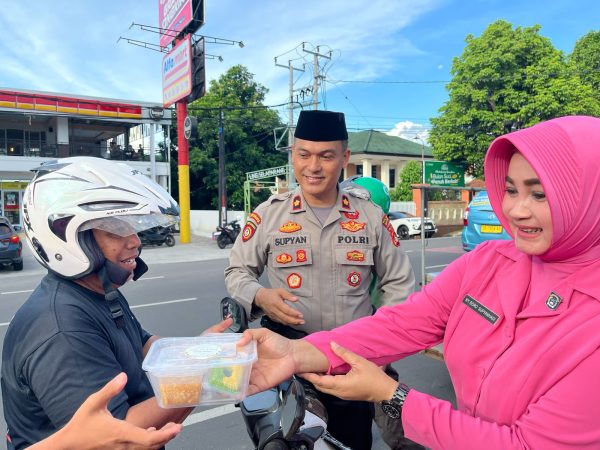 Kembali, Polresta Mataram Berbagi Takjil di Bulan Ramadhan