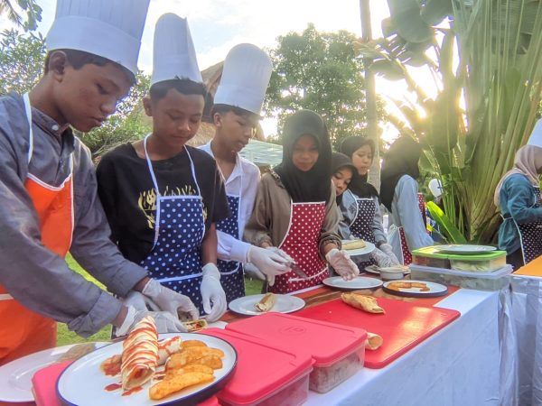 Inspirati! Berbagi Ilmu: Hotel Merumatta Senggigi Ajarkan Anak Yatim Membuat Kebab Turki hingga Berbagi Santunan