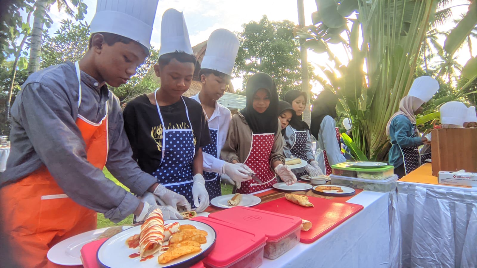 Inspirati! Berbagi Ilmu: Hotel Merumatta Senggigi Ajarkan Anak Yatim Membuat Kebab Turki hingga Berbagi Santunan