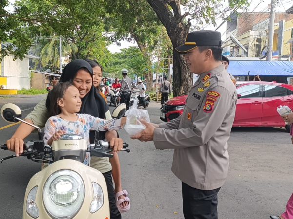 100 Paket Takjil, Polsek Ampenan Berbagi