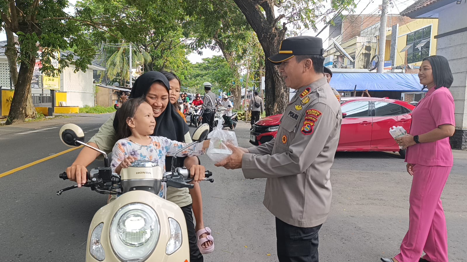 100 Paket Takjil, Polsek Ampenan Berbagi 100 Paket Takjil, Polsek Ampenan Berbagi