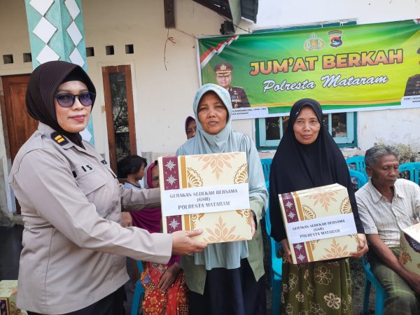 Sedekah Bersama, Polresta Mataram Salurkan 20 Paket Sembako untuk Warga Kurang Mampu