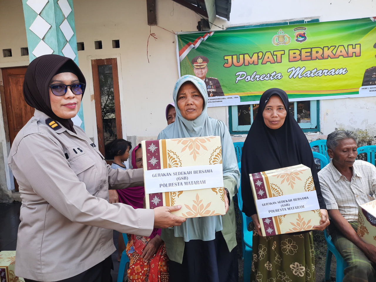 Sedekah Bersama, Polresta Mataram Salurkan 20 Paket Sembako untuk Warga Kurang Mampu Sedekah Bersama, Polresta Mataram Salurkan 20 Paket Sembako untuk Warga Kurang Mampu