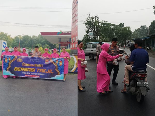 Bulan Ramadhan, Polsek Gunungsari Bagikan Takjil kepada Pengendara