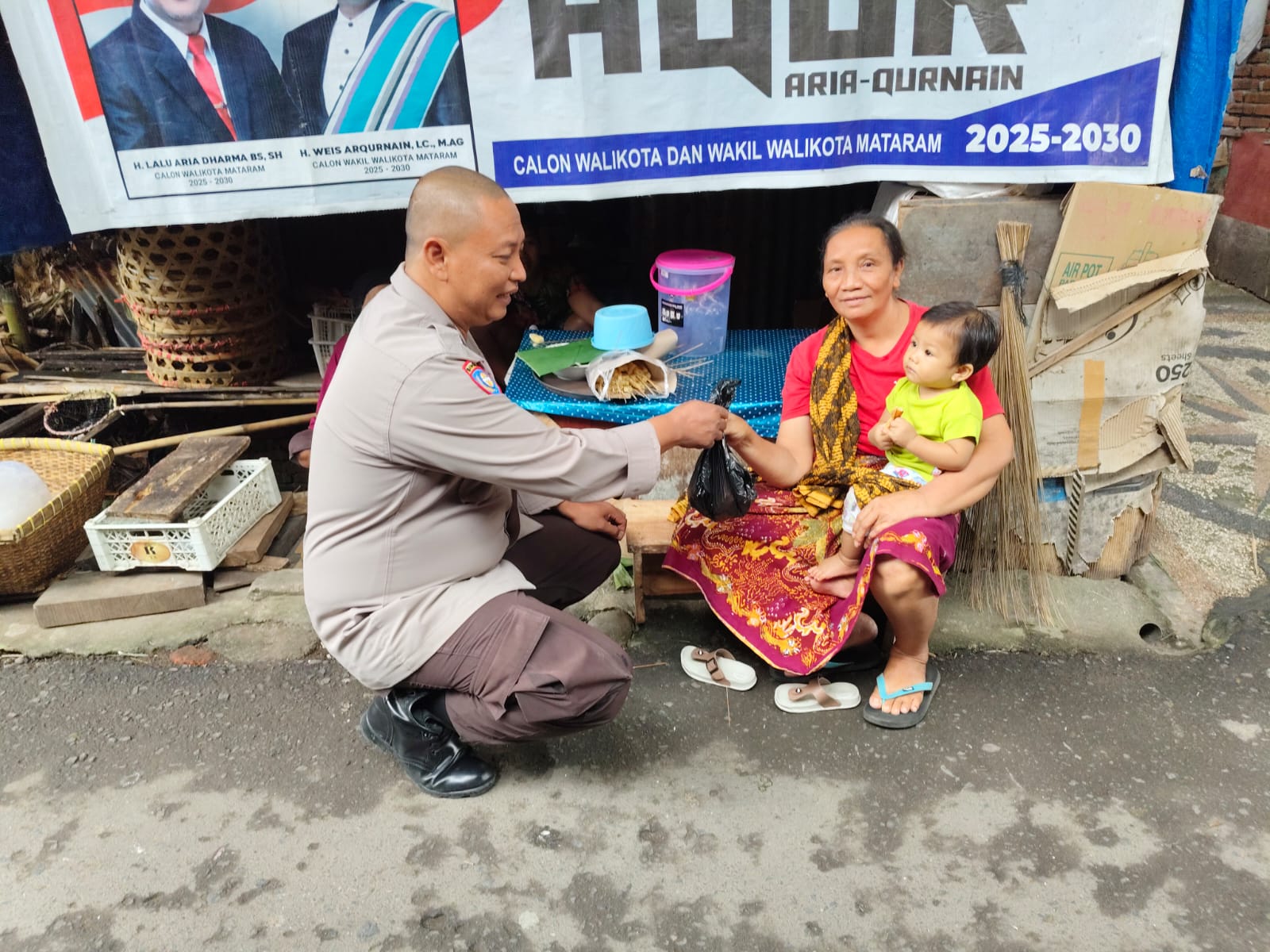 Berbagi Peduli di Idul Adha, Polsek Selaparang Distribusikan Daging Kurban Kepada Masyarakat