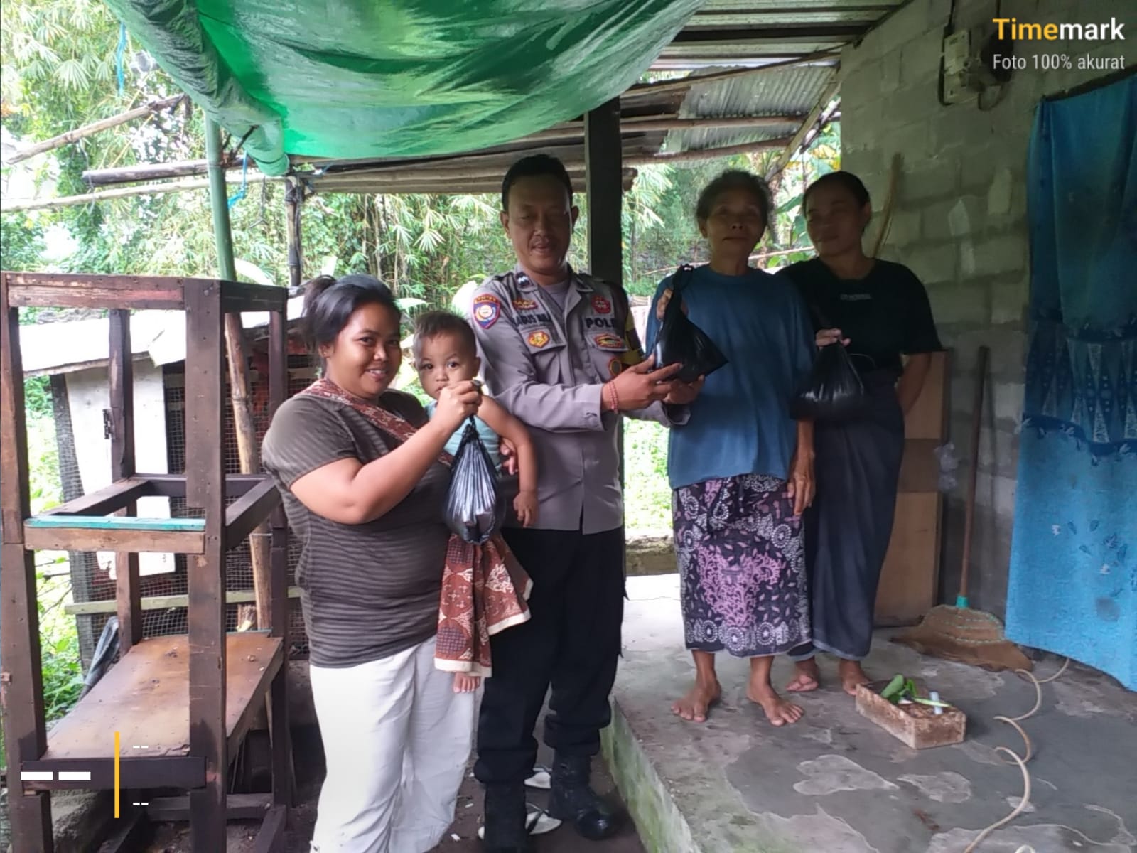 Momen Idul Adha, Bhabinkamtibmas Polresta Mataram Serentak Bagikan Daging Kurban ke Warga