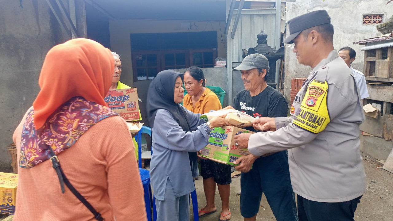 Polsek Selaparang Kawal Penyaluran Bansos untuk Warga Terdampak Banjir di Karang Medain Mataram