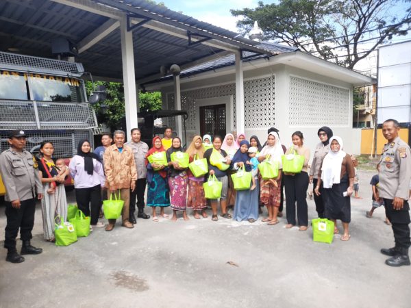Berbagi Peduli! Kompolnas Salurkan Bantuan Sembako bagi Warga Terdampak Banjir di Tamansari Mataram