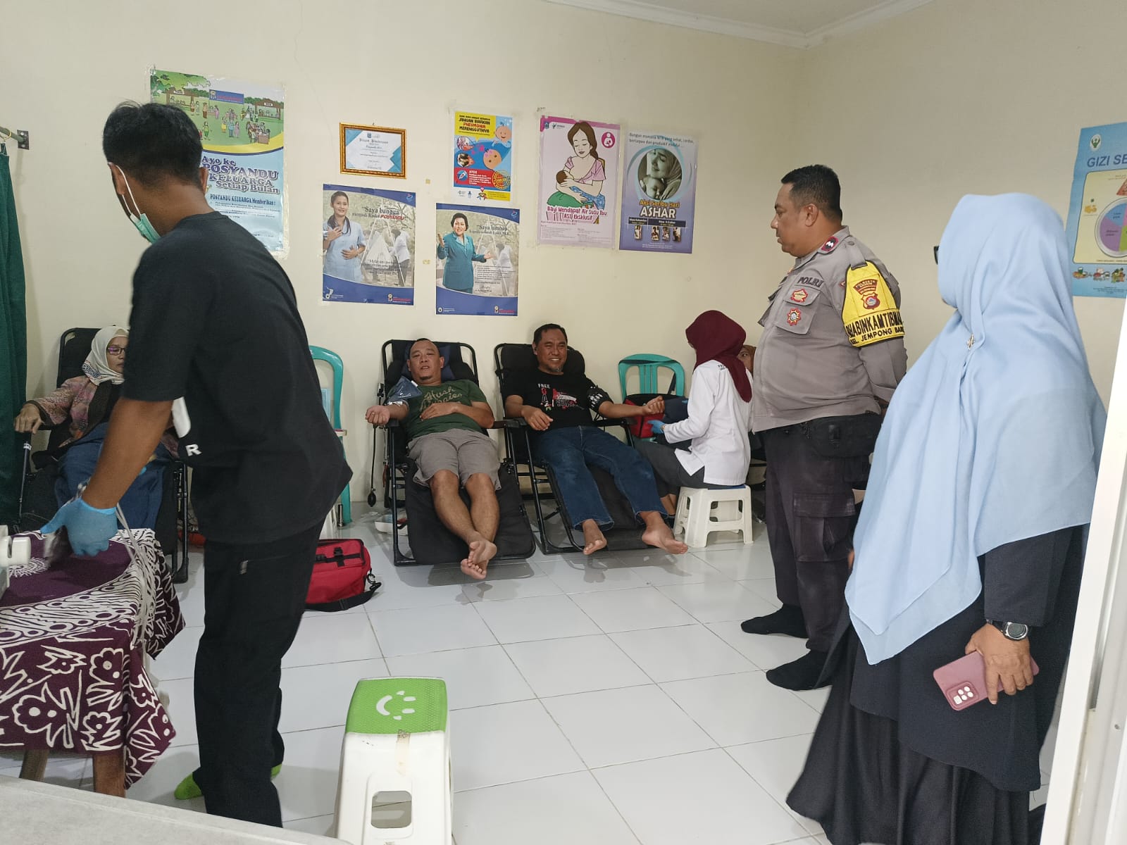 Semarak HUT RI ke-80! Bhabinkamtibmas Jempong Baru Ikut Donor Darah Bersama Warga