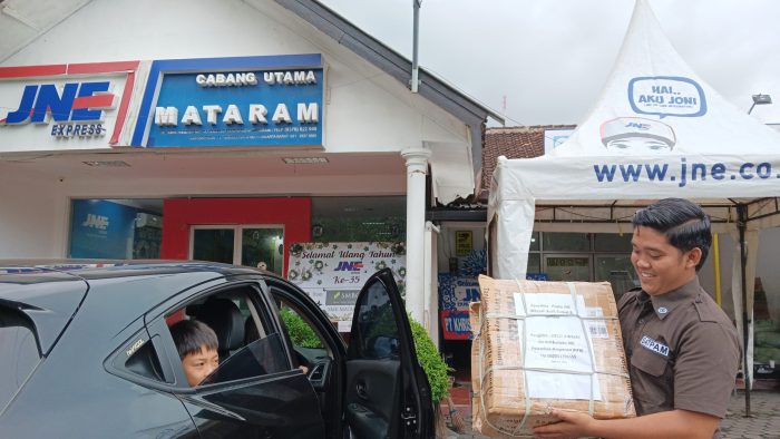 Berbagi Pakaian Untuk Saudara di Aceh, Sumatera